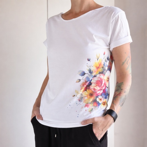 Koszulka damska oversize biała z kwiatowym nadrukiem na boku
