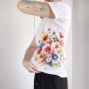 Koszulka damska oversize biała z kwiatowym nadrukiem na boku