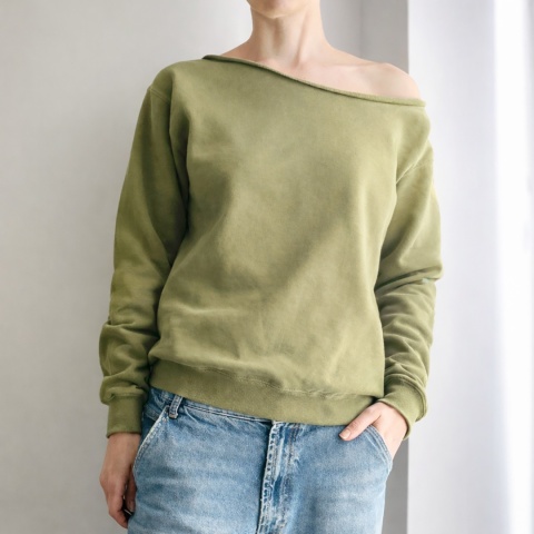 Oliwkowa bluza oversize z ciętym dekoltem ze ściągaczami