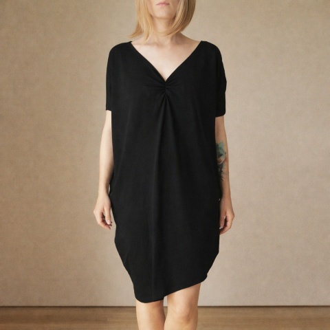 Sukienka krótki rękaw asymetria Czarna Dekolt V