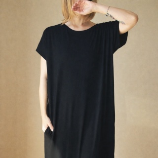 Długa sukienka damska T-shirt oversize z kieszeniami – czarna