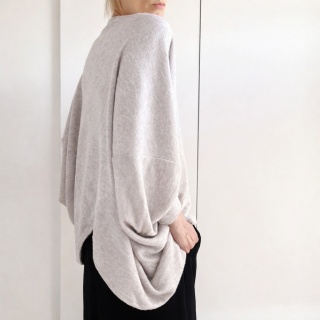 Sweter damski oversize nietoperz z dekoltem V – szary