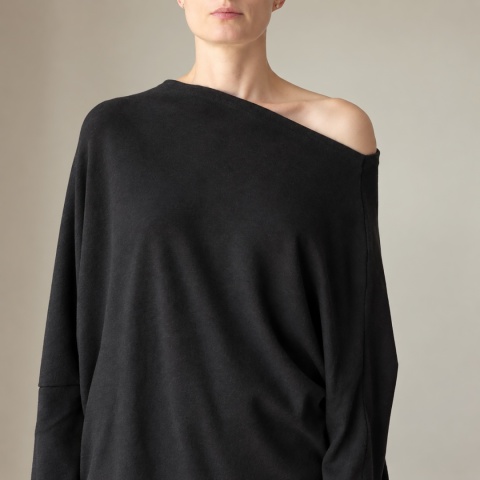 Sweterek damski oversize asymetryczny trapez – czarny