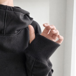 Bluza damska oversize z dużym kapturem i dziurkami na kciuki – czarna