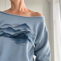 Bluza damska oversize z nadrukiem japońskiego pejzażu – pudrowo-niebieska