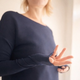 Bluza damska oversize z wąskimi rękawami – granatowa