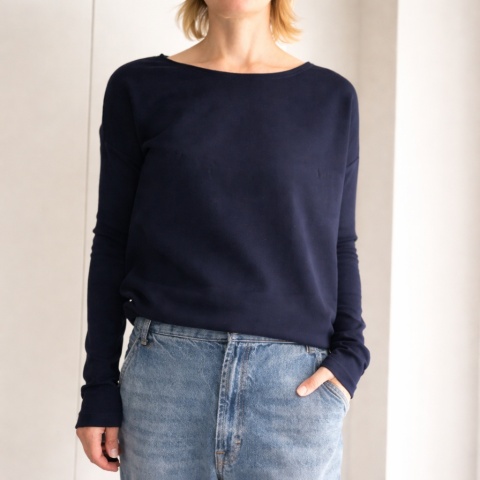 Bluza damska oversize z wąskimi rękawami – granatowa