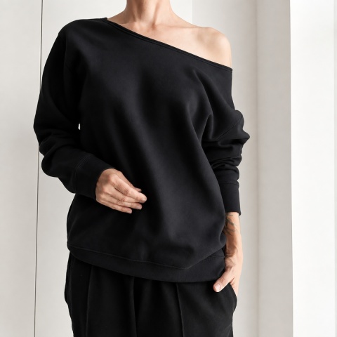 Bluza damska oversize Max z dekoltem w łódkę – czarna