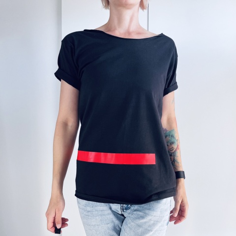 Czerwona kreska dół czarnym Oversize