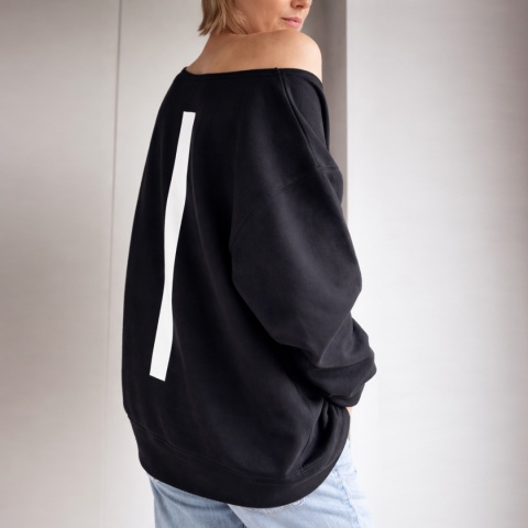 Bluza damska oversize z białym nadrukiem kreski z tyłu – czarna
