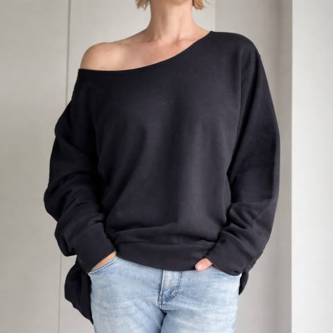Bluza damska oversize z białym nadrukiem kreski z tyłu – czarna