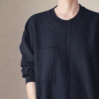 Bluza damska oversize z dużą kieszenią i surowym wykończeniem – czarna – 1 z 2