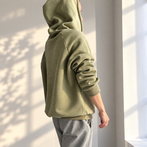 Bluza damska oversize z dużym kapturem i dziurkami na kciuki – blada oliwka