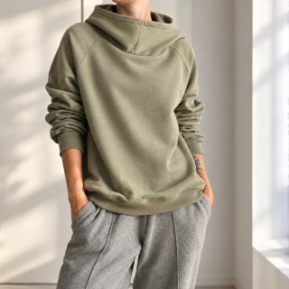Bluza damska oversize z dużym kapturem i dziurkami na kciuki – blada oliwka
