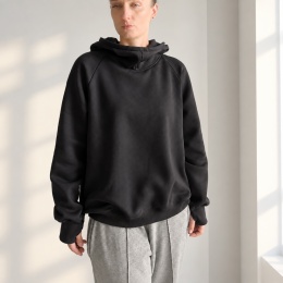 Bluza damska oversize z dużym kapturem i dziurkami na kciuki – czarna