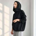 Bluza damska oversize z dużym kapturem i dziurkami na kciuki – czarna