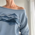 Bluza damska oversize z nadrukiem japońskiego pejzażu – pudrowo-niebieska