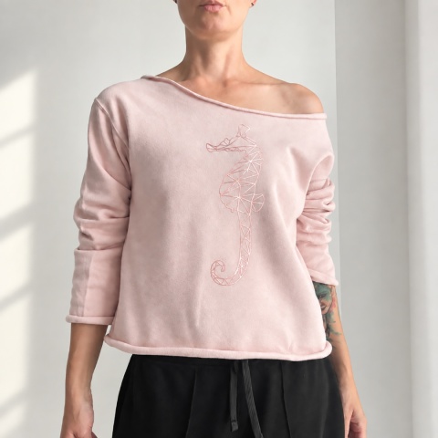 Bluza damska oversize z nadrukiem konika morskiego rose gold – pudrowy róż