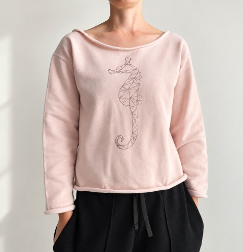 Bluza damska oversize z nadrukiem konika morskiego rose gold – pudrowy róż