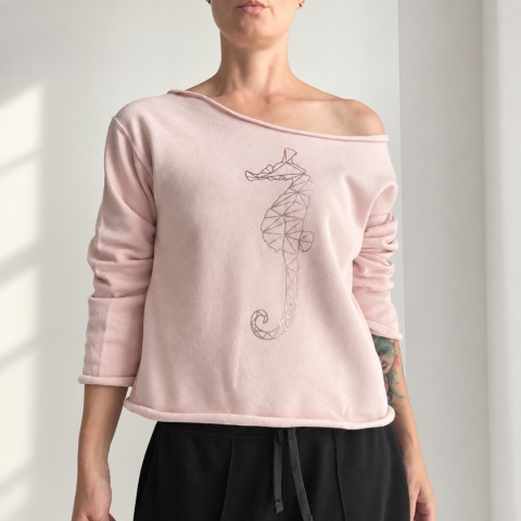 Bluza damska oversize z nadrukiem konika morskiego rose gold – pudrowy róż
