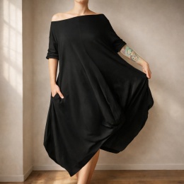 Czarna sukienka oversize z rękawami 3/4 i kieszeniami