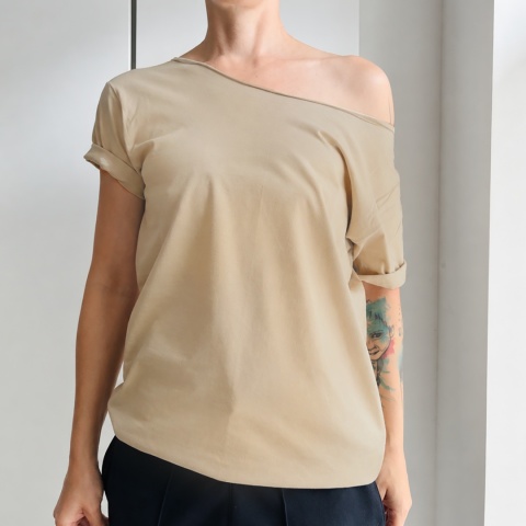 Koszulka damska oversize w kolorze mleko z kawą z szerokim dekoltem