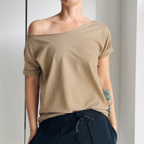 Koszulka damska oversize w kolorze latte z szerokim dekoltem