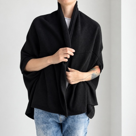 Czarny sweter damski oversize Kimonko do noszenia na dwa sposoby sposób pierwszy