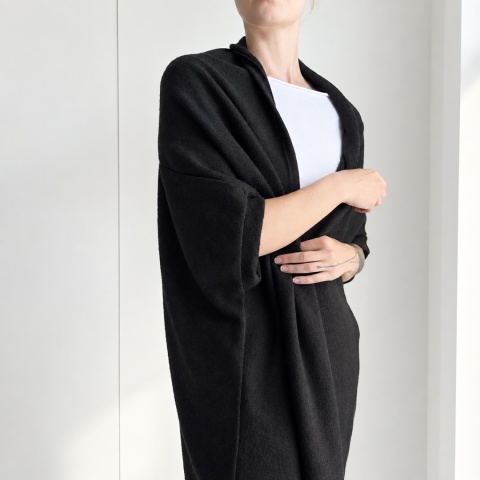Czarny sweter damski oversize Kimonko do noszenia na dwa sposoby sposób drugi