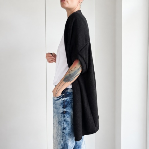 Czarny sweter damski oversize Kimonko do noszenia na dwa sposoby bokiem