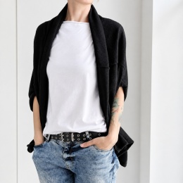 Czarny sweter damski oversize Kimonko do noszenia na dwa sposoby krótsza wersja