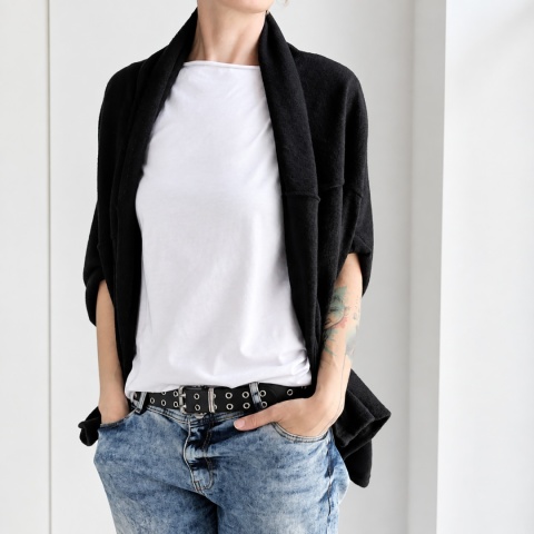 Czarny sweter damski oversize Kimonko do noszenia na dwa sposoby krótsza wersja