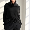 Sweter damski oversize z wysokim golfem i przedłużanymi rękawami – czarny