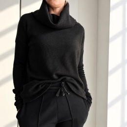Sweter damski oversize z wysokim golfem i przedłużanymi rękawami – czarny
