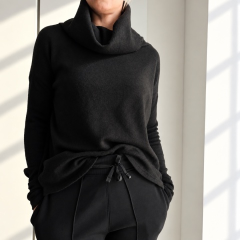 Sweter damski oversize z wysokim golfem i przedłużanymi rękawami – czarny