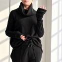 Sweter damski oversize z wysokim golfem i przedłużanymi rękawami – czarny