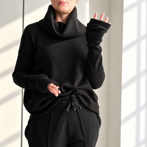 Sweter damski oversize z wysokim golfem i przedłużanymi rękawami – czarny