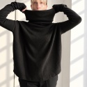 Sweter damski oversize z wysokim golfem i przedłużanymi rękawami – czarny