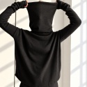 Sweter damski oversize z wysokim golfem i przedłużanymi rękawami – czarny
