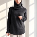 Sweter damski oversize z wysokim golfem i przedłużanymi rękawami – czarny