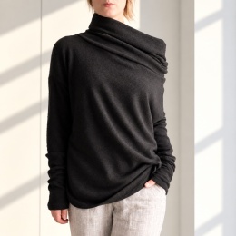Sweter damski oversize z wysokim golfem i przedłużanymi rękawami – czarny