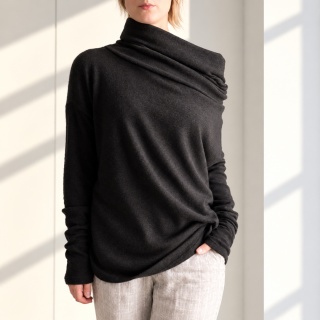 Sweter damski oversize z wysokim golfem i przedłużanymi rękawami – czarny