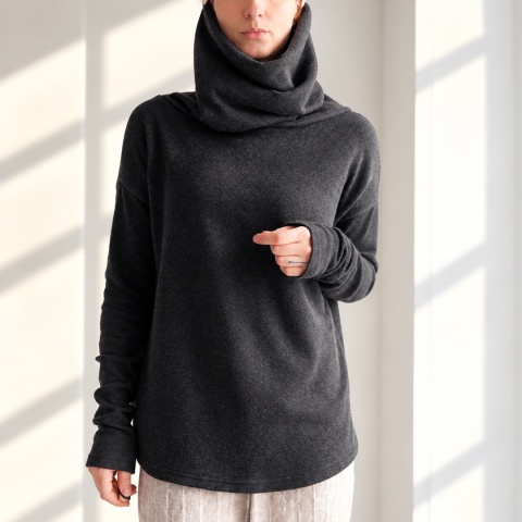 Sweter damski oversize z wysokim golfem i przedłużanymi rękawami – czarny