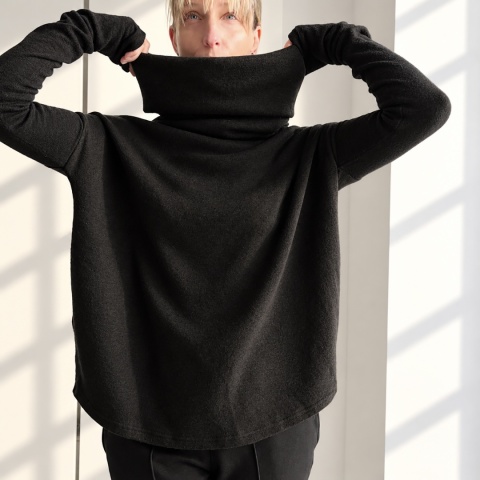 Sweter damski oversize z wysokim golfem i przedłużanymi rękawami – czarny